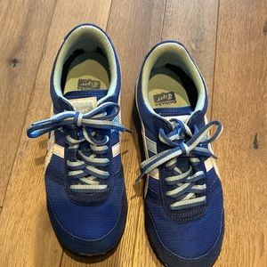 Onitsuka Tiger ASICS blue and white shoes size 6.